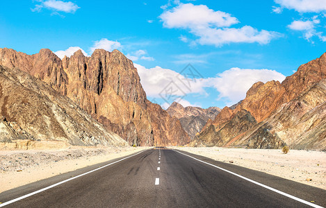棕色的地平线埃及沙漠中的柏油路和高山埃及沙漠中的道路和山脉干旱图片