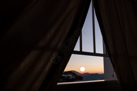 露营帐篷外的日出山景图片