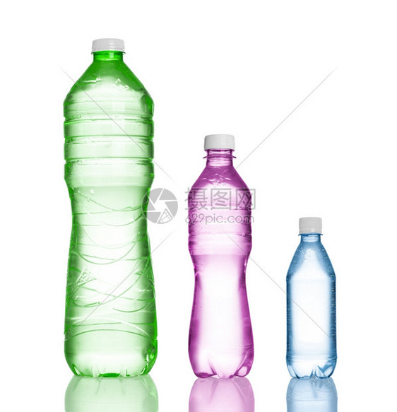3个塑料瓶在白色上隔离绿液体寒冷的图片