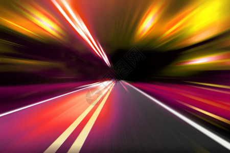 车反射模糊夜间公路上的速度运动图片