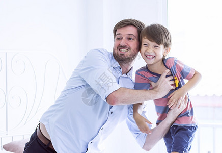 高加索父亲和儿子在家庭教育和概念中快乐并一起玩家教和庭游戏可爱的爸舒适图片