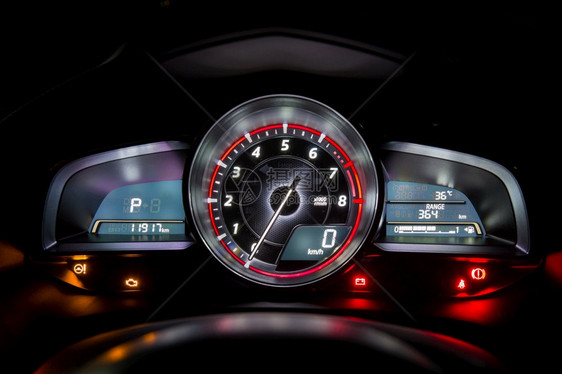 仪表盘数字夜间现代汽车仪表板或超速计时间图片