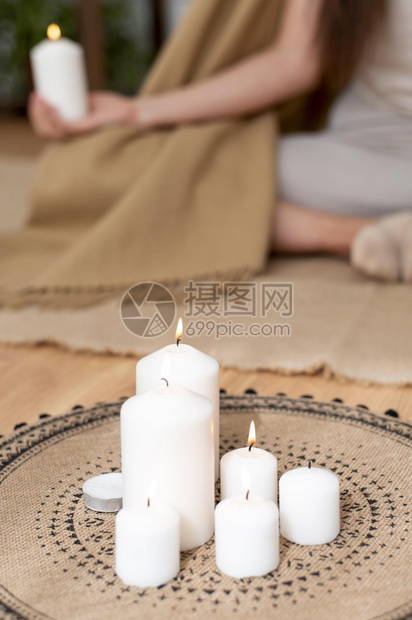 妇女用蜡烛打盘子冥想启示热情图片