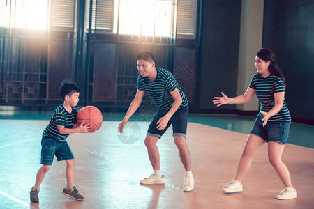 孩子老的亚洲家庭一起打篮球快乐家庭在节假日共度空闲时间欢乐家庭在一起玩篮球女孩图片