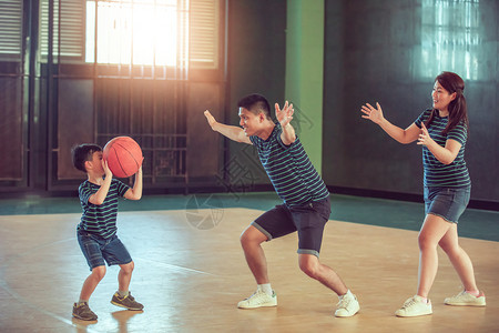 假期女士亚洲家庭一起打篮球快乐家庭在节假日共度空闲时间欢乐家庭在一起玩篮球孩子们图片