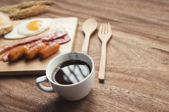 对待棕色的黑咖啡和番茄培根煎蛋饼在桌上的新鲜早餐木制上方用复印机拍摄烹饪图片