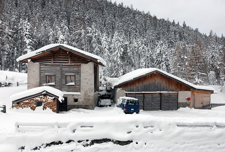 面包车瑞士西部高山房屋旁边的雪地深处汽车冷冻自然图片