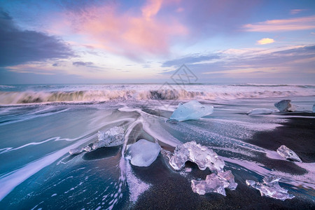 冰岛Jokulsarlon冰川环礁湖自然景观白色的冰山融化图片