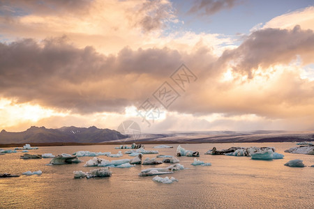 风景优美冬天冷冻冰岛Jokulsarlon冰川环礁湖自然景观图片