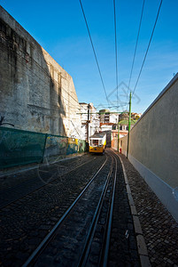 追踪通道栏杆Lisbon的Tram车里斯本的一辆古老呼喊电车图片