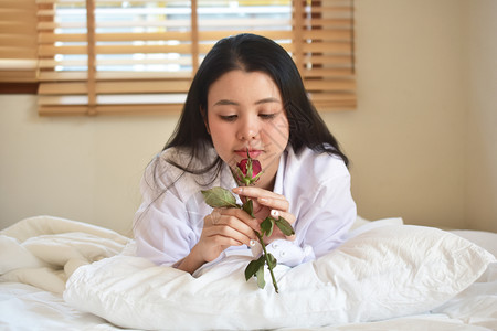 人们放松快乐的有玫瑰花年轻美女睡在卧室图片