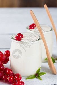 有机的凝乳早餐美味新鲜自制酸奶加红卷发图片