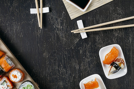 厨房岩石板上方视图带有复制空间的传统日本寿司图片