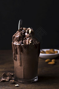 流动装满巧克力冰淇淋甜点的玻璃杯奶油新鲜的图片