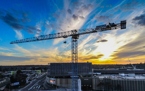 商业城市的结构体澳大利亚墨尔本2018年9月17日背景为夕阳的起重机施工塔以夕阳为背景的起重机施工塔图片