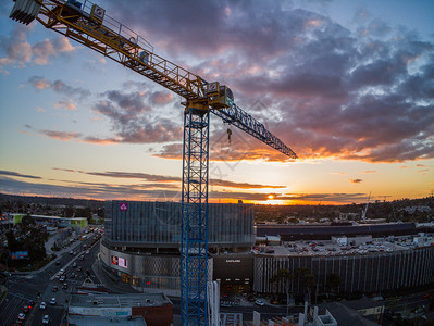 接触建造澳大利亚墨尔本2018年9月17日背景为夕阳的起重机施工塔以夕阳为背景的起重机施工塔公司的图片