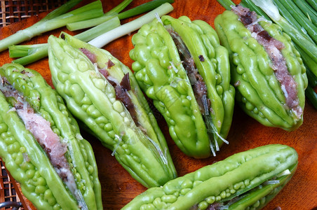新鲜的绿色越南食物汤苦瓜加土肉营养越南菜中流行的苦甜瓜丰富的维生素能够抗糖尿病季节与春洋葱peziza水平的图片