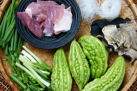 配料越南食物汤苦瓜加土肉营养越南菜中流行的苦甜瓜丰富的维生素能够抗糖尿病季节与春洋葱peziza一顿饭受欢迎的图片