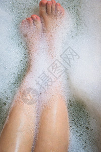 淋浴白种人皮肤Womenrsquos腿在浴缸里泡沫顶视图沐放松美容水疗概念关闭Womenrsquos腿在浴缸里泡沫顶视图洗澡放松图片