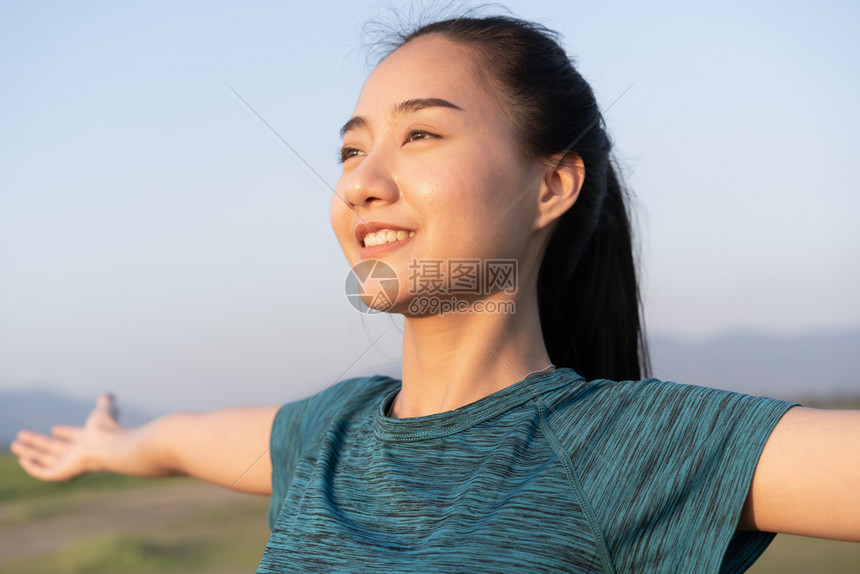 活动亚洲年轻女在夏天早上露站在外面时正做瑜伽亚洲女孩通过冥想来照顾自己的健康近乎面部微笑般的容幸福与生活方式放松尽管图片