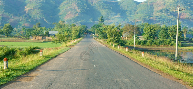 美丽的越南乡村景观早晨前进的山脉链沿高速公路新环境绿色生态像目标或一样街道带田野a城市沿着旅游向前图片