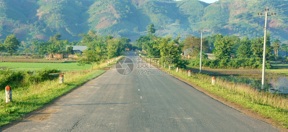 美丽的越南乡村景观早晨前进的山脉链沿高速公路新环境绿色生态像目标或一样街道带田野a城市沿着旅游向前图片