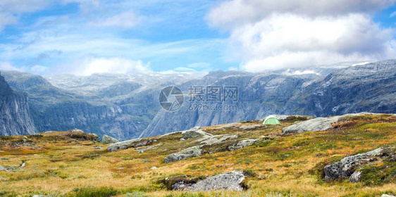 诺维美丽的山地景观有旅游帐篷客乘着蓝色天空旅行在诺维的美丽山地景观还有旅游帐篷和海步行夏天图片