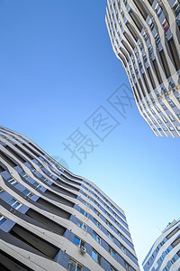 在清蓝天空背景下新公寓大楼外侧角拍摄新公寓大楼外面的宽角镜头环新公寓楼外阳台城市的建筑物图片