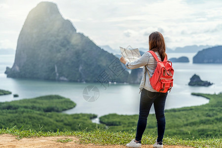 亚洲女旅行者背面的亚洲女旅行者寻找与背包者一起旅行的在同一个nangchee观景点旅行和假日概念的奇妙地貌景观中夏天旅游山图片