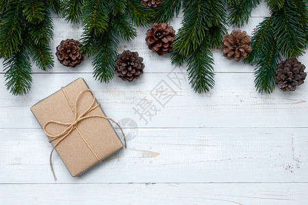 木板礼物女圣诞装饰礼品盒和木背景的松树枝节日概念准备新年快乐和Xmas假日顶端视图以及文本复制版间拷贝空图片