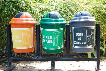 公园内彩色回收箱垃圾环境特写公园内彩色回收箱垃圾环境红的生物能够图片