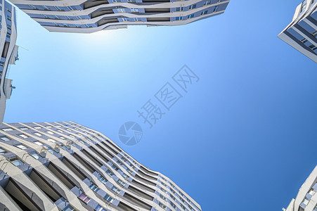宽的新公寓楼外背景是清蓝的天空对新公寓楼外部的宽角拍摄住宿建成图片