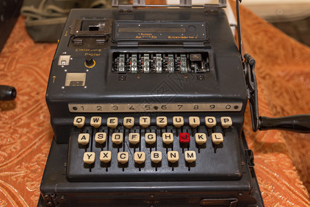 智力秘密老的二战时期Enigma密码编机图片