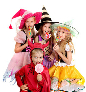 女孩们万圣节巫和恶魔服装舔着他们的糖果金发人图片