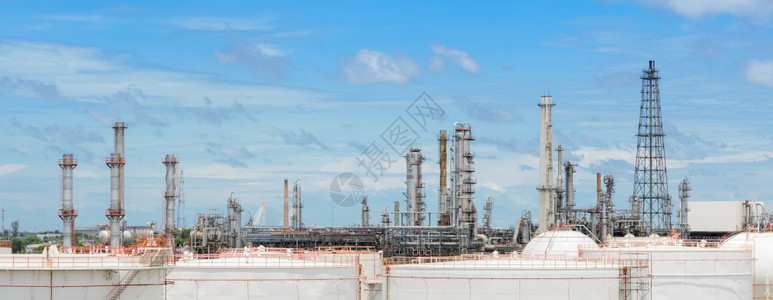 泰国拥有大型储油罐的炼厂或石化工天空贮存图片