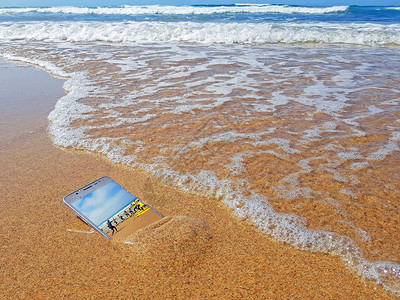 亚洲人智能电话从海洋掉进水里技术手机图片