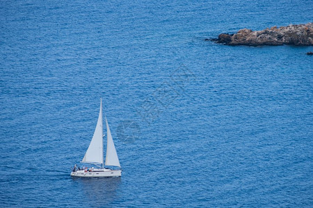 公园从塞浦路斯阿卡马半岛的Aphrodite徒步足迹中看到的地海一艘帆船空景象水航行图片