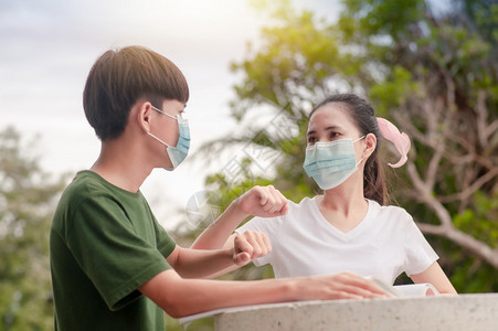 互相加油的男女学生图片