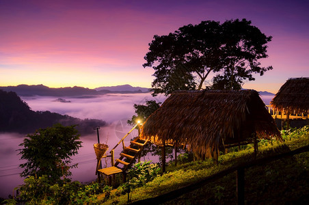清晨的巢穴住所和星BaanJABOMaeHongSonBaan早上泰国最惊人的薄雾之一庞马帕爬坡道艺术图片