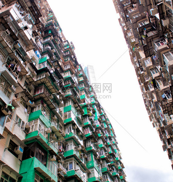 亚洲人香港QuarryBay的老住宅区是世界人口最稠密的地区之一在香港居民聚区QuarryBayHongKong超拥挤的住房上市图片