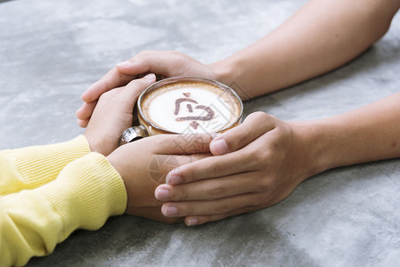 保持咖啡爱人概念紧女手握着一杯咖啡喝使人们更新鲜专注于工作冬季需要热饮咖啡这是最好的选择保护集中图片