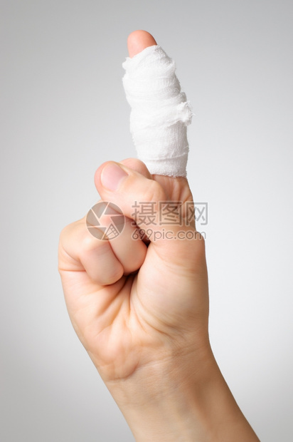 疮伤痛的手指和白纱布绷带援助病人图片