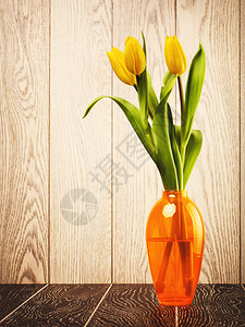 盛开自然花朵束在木背景的花瓶朵中碗图片