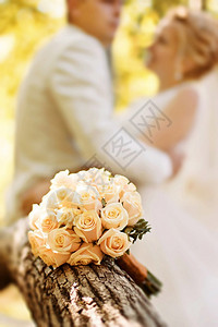 新婚夫妻背景下的婚礼花束图片