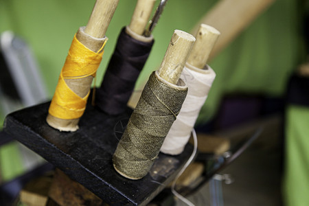 丝绸手工缝纫的多彩线条传统的缝纫细节手工的多彩线条阀芯白色的图片