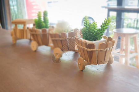 火车桌子上装饰的木制玩具股票照片工艺图片