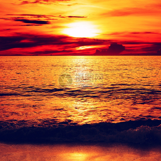 日落时沙滩上海面的背景液体颜色天空图片