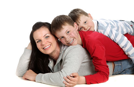 喜悦两个儿子在笑抱着她母亲幸福爱图片
