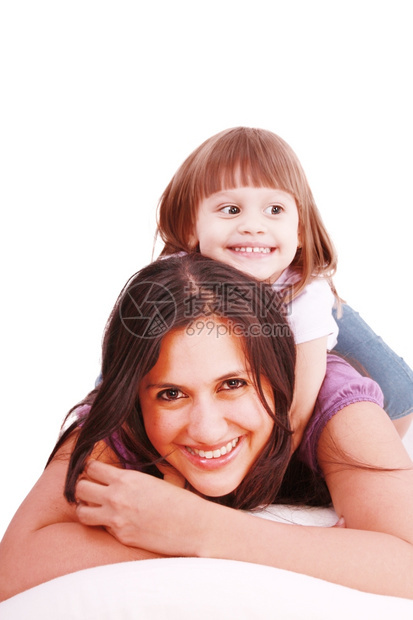 好的妈和她小女孩玩枕头白种人美丽的图片