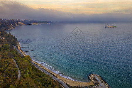 保加利亚瓦尔纳附近的黑海从无人驾驶飞机向海岸线行的美丽空中观察沿海现代的路图片